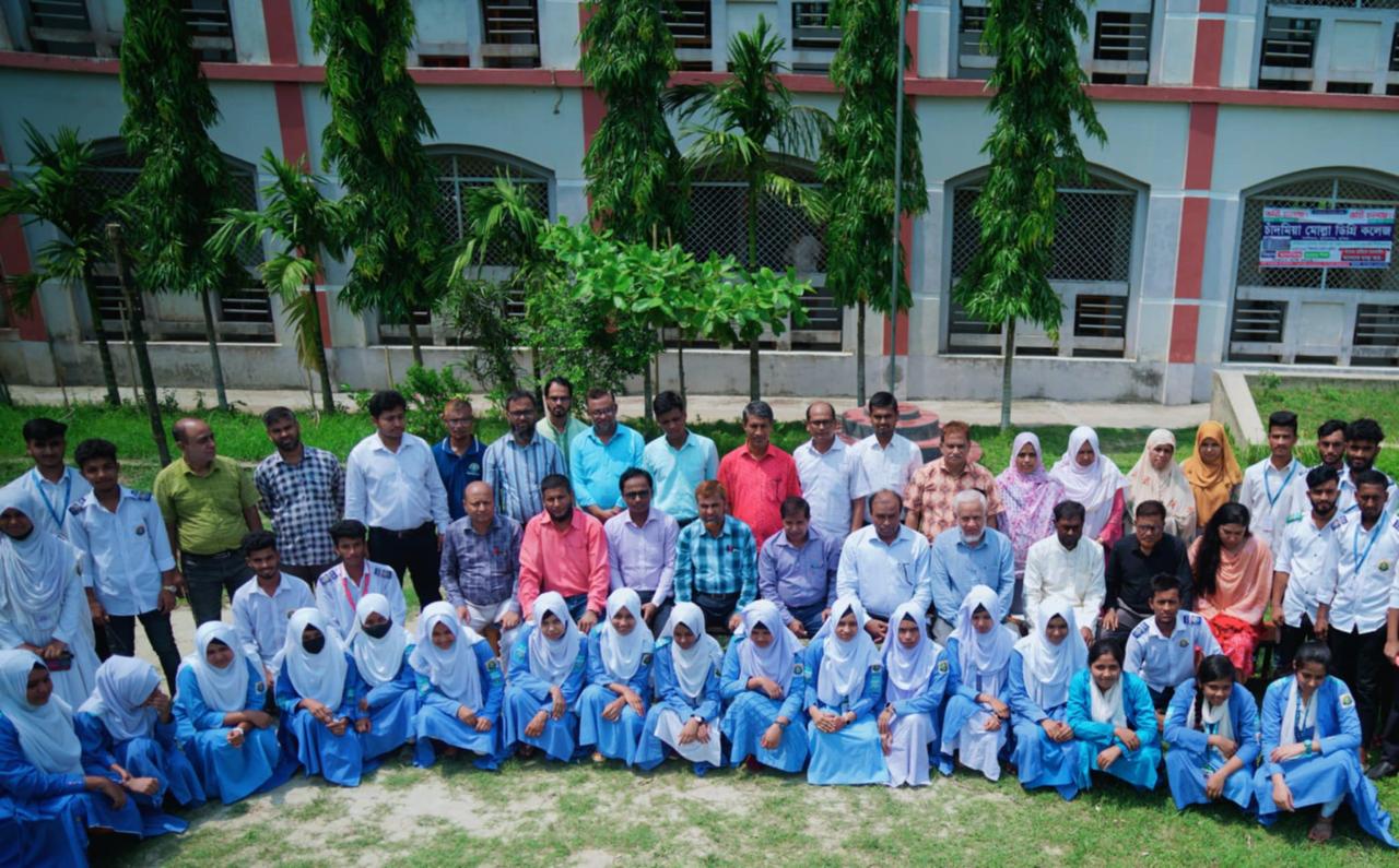 এক ফ্রেমে শিক্ষক- শিক্ষার্থী 